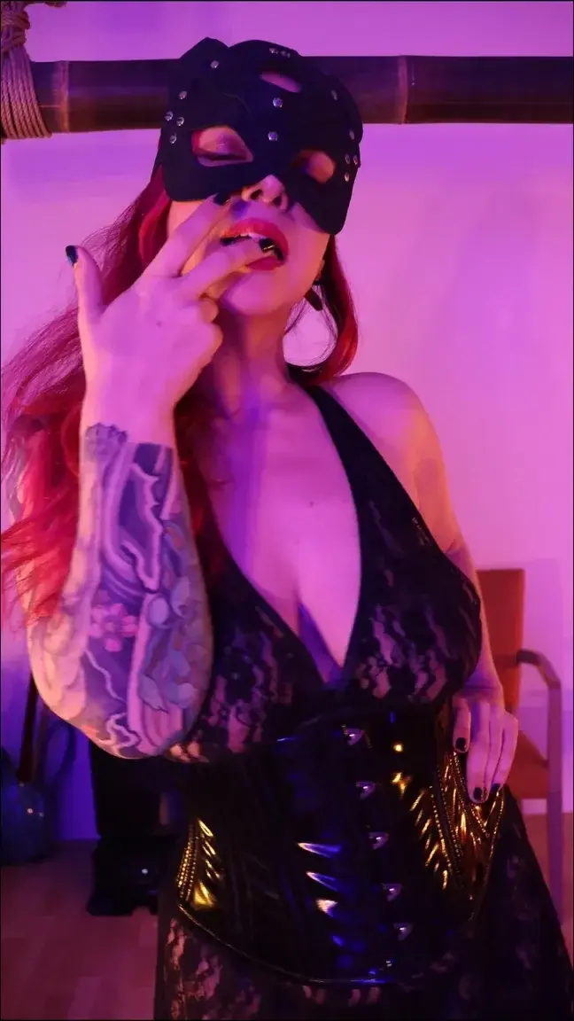 Triple hit pour tester vos nerfs. Regardez bien mes seins... Vous pensez que vous allez les voir en entier ? ... Ou pas ?Dans cette vidéo, je joue la carte de la frustration maximale.