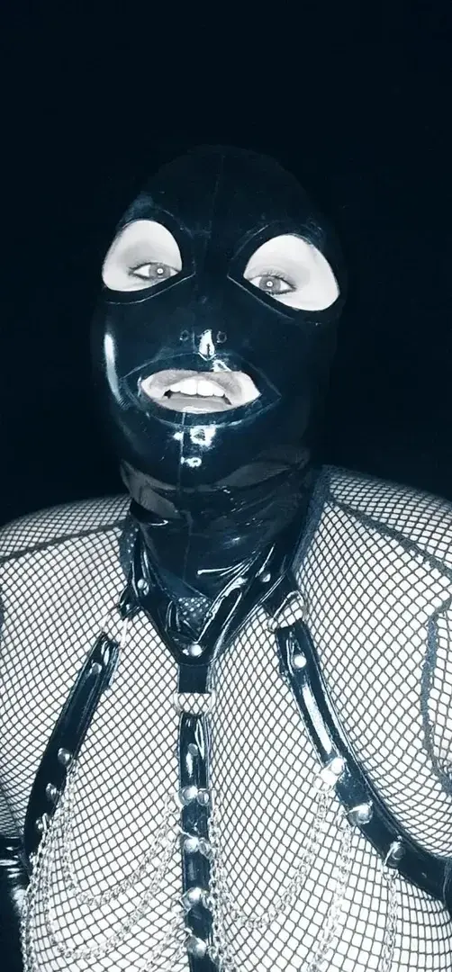 Leak & nude 1 — Latexlove