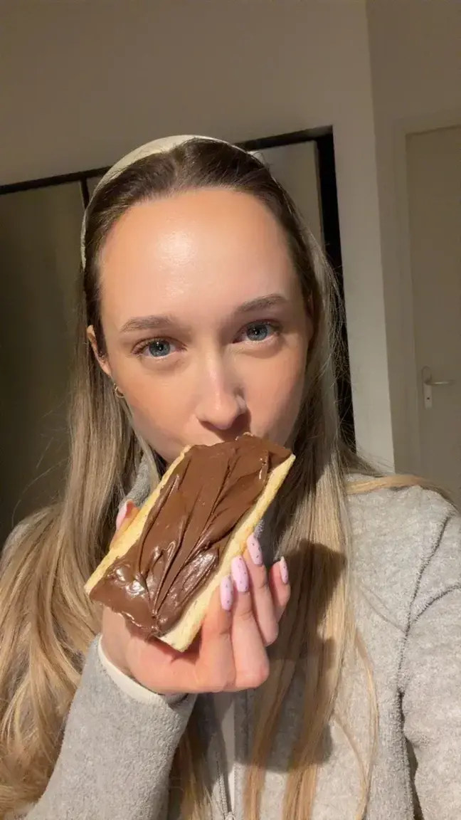 Je savais pas quoi mettre j’ai paniqué alors voilà une tartine de Nutella c’est sexy aussi
