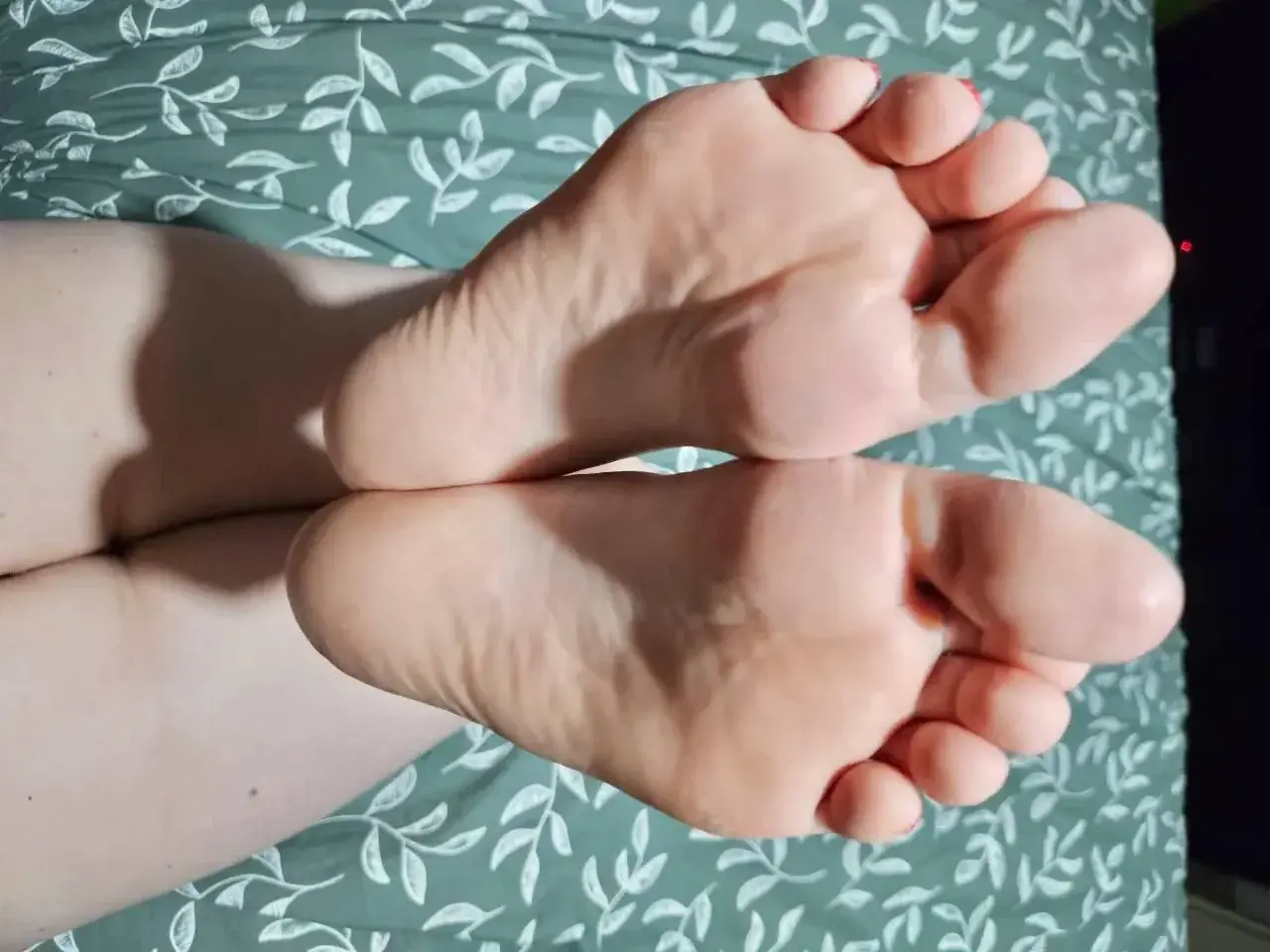 Detente sur mon lit ou pas 😈N´oublie pas de profiter de tes -20% pour me demander un contenue privé 😘😈Code : MYM20#feet #plantedepieds #fetichiste #hot