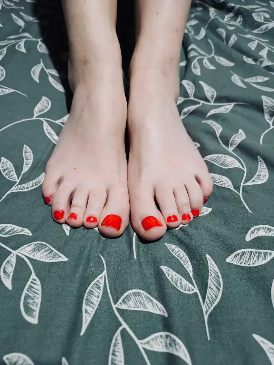 Tu aimes le rouge ? 🥰😈N´oublie pas d´utiliser le code MYM20 pour beneficier de 20% de reduc sur ton media privé 😘😈#feet #fetichiste #prettygirl #hot