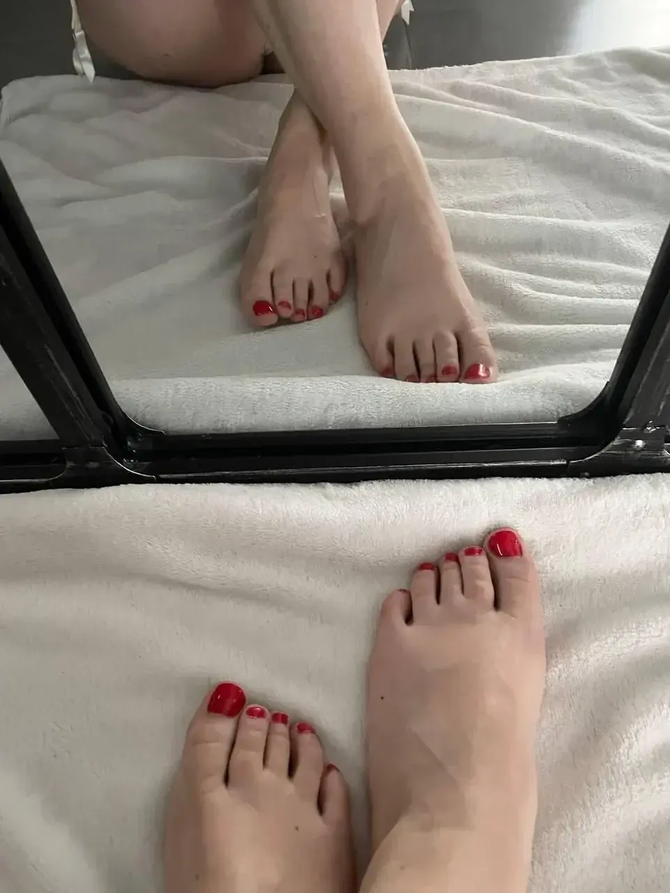 Viens en message prive j´ai un code promo pour toi🥰😈Pour un abonnement ou contenue privé a toute suite 😘#feet #sexy #hot #fetichiste #freenchgril #frenchy #pieds #prettygirl