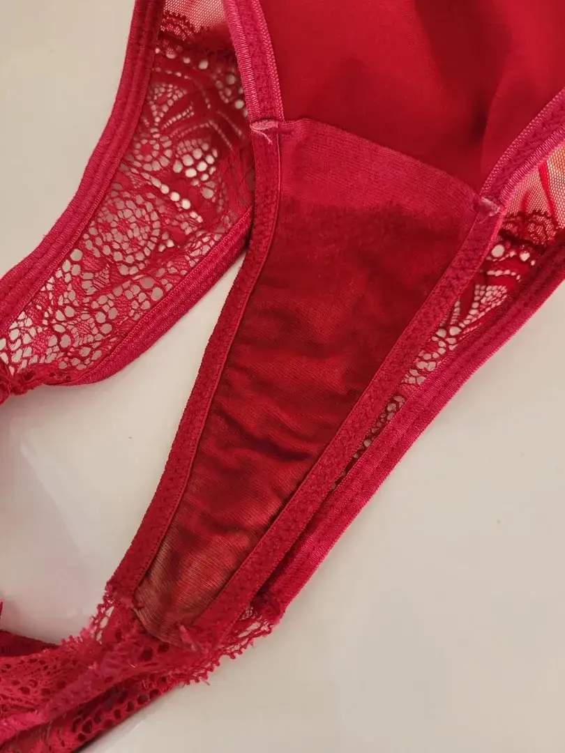 Voilà ce que ça donne quand un abonné vous chauffe de trop ! 🔥🔥🔥 Merci Mr P.String souillé 😋 mis aux enchères 😉