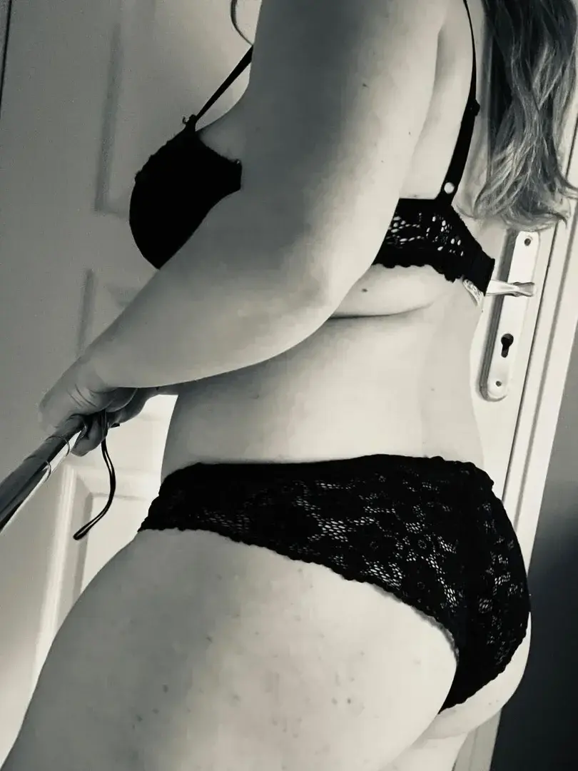 Plaque moi contre la porte et fais moi jouir 👄