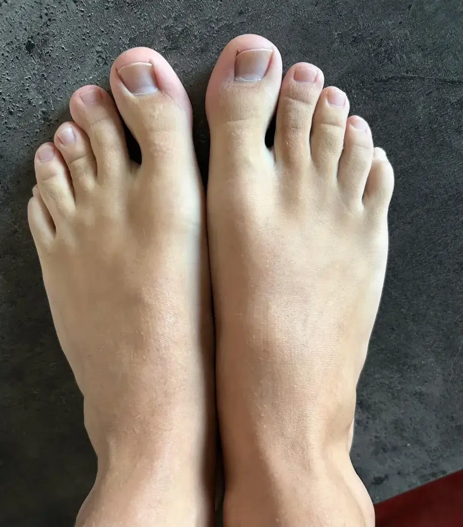 Leak & nude 1 — Feetchiste