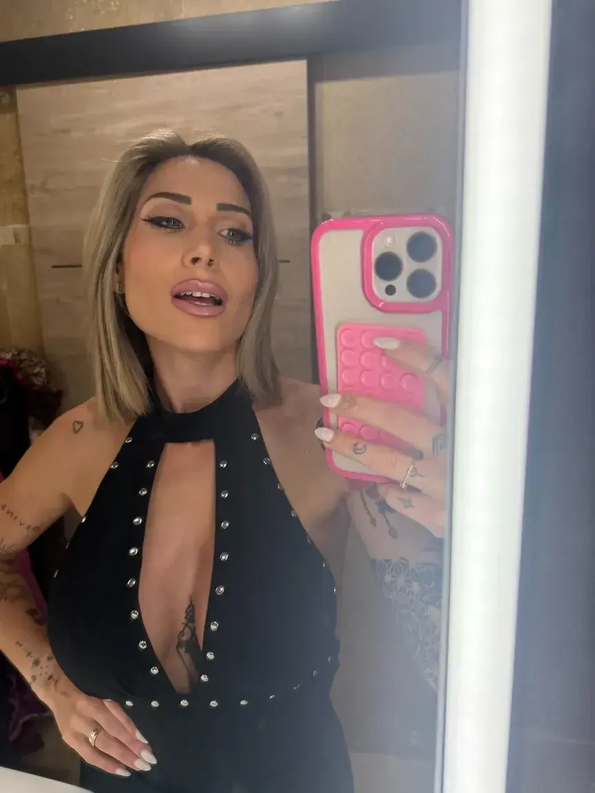 Si tu veux voir les plus gros seins de MYM tu dois t'abonner 😈