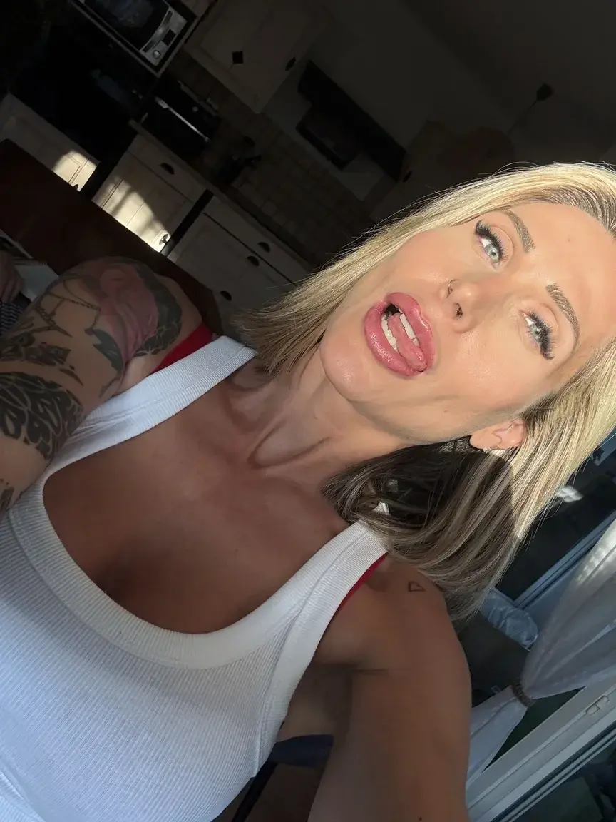 Si tu veux voir les plus gros seins de MYM tu dois t'abonner 😈