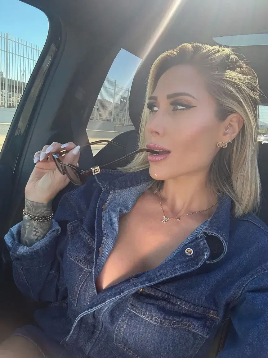 Si tu aimes les MILF qui n'ont pas froid aux yeux tu es obligé de t'abonner 😋