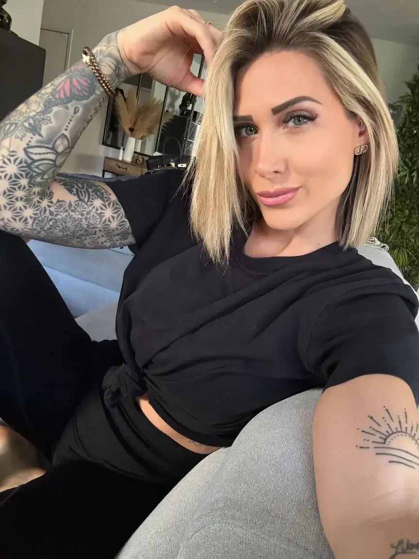 Si tu aimes les MILF qui n'ont pas froid aux yeux tu es obligé de t'abonner 😋