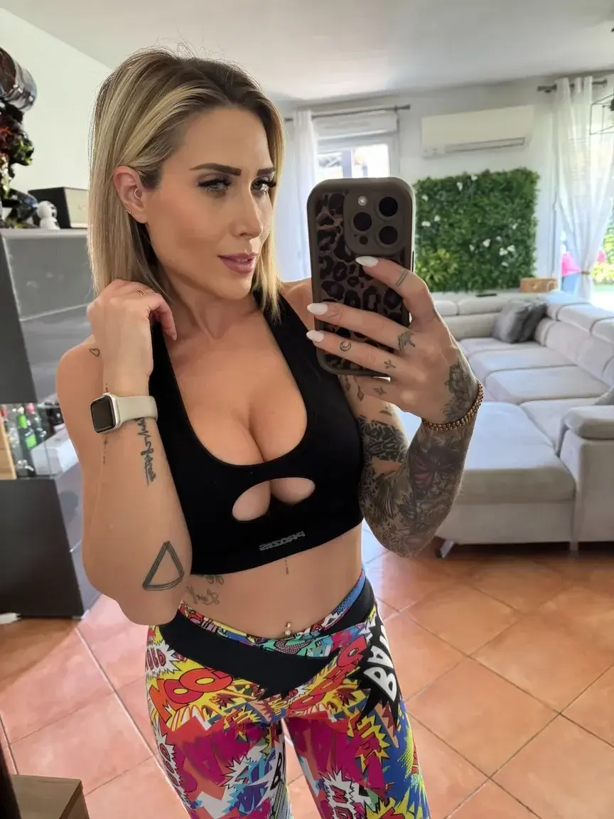 Si tu veux voir les plus gros seins de MYM tu dois t'abonner 😈