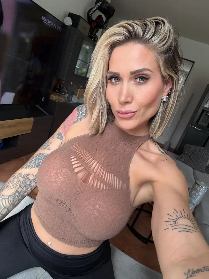 Si tu aimes les MILF qui n'ont pas froid aux yeux tu es obligé de t'abonner 😋