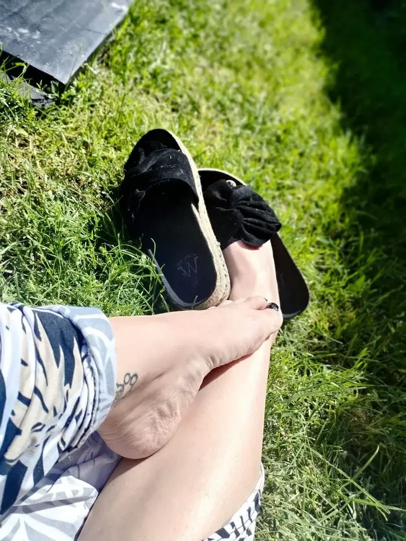 Pour le plaisir de mes fétichistes, mes petons a l'air. 💋
