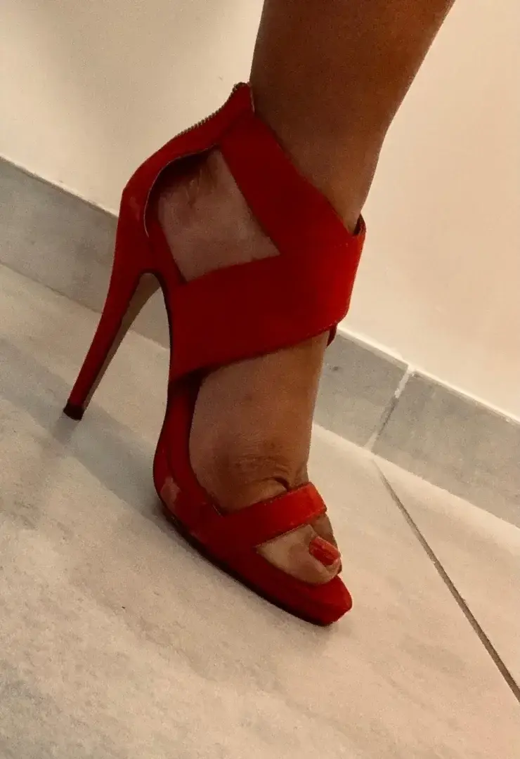 A toi de faire la légende 🔐#Talons #Sexy #Féminine #pieds