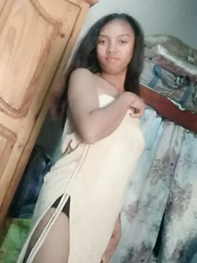 Envoie "-18" en privé pour recevoir ma toute nouvelle vidéo  exclusive 😍C'est la première fois pour moi alors me juge pas 🤭
