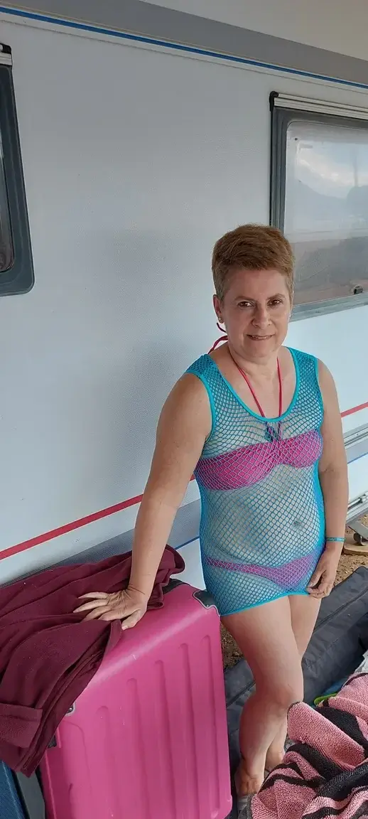 de nouveaux clichés dans diverses tenues ainsi que des nouvelles vidéos vous attendent.Abonnez vous et vous ne serai pas déçu. Tout nouvel abonné recevra une photos inédite de moi topless ou nudeBisous les coquins