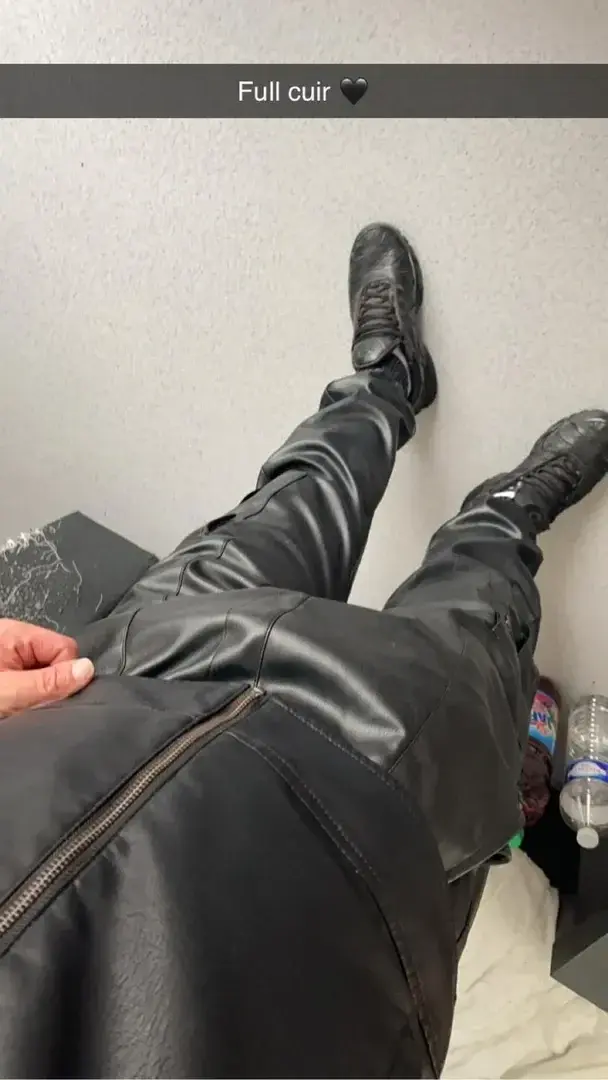 Sniff et lèche mon cuir 😈