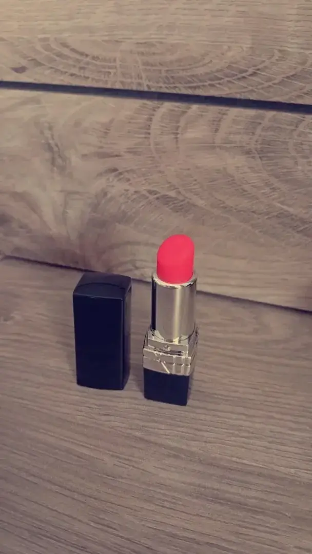 Vous vous demandez ce que fait un rouge à lèvres tout seul 😉Et non loupé ! 😋 c'est un sextoys 🥵Ça en ai 1 parmi tant d'autres 🔥🔥 alors abonnez vous pour voir les autres 😁😁