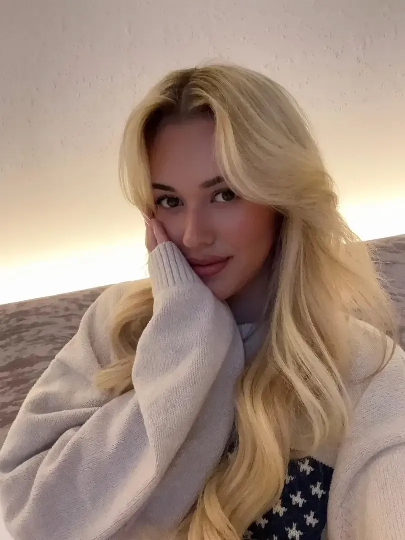 Leak public de Samantra — « Heeeelloo Daddy 🫶🏻-20% auf dein Sub mit HELLOMOMMY 🤫 » (nude) sur MYM