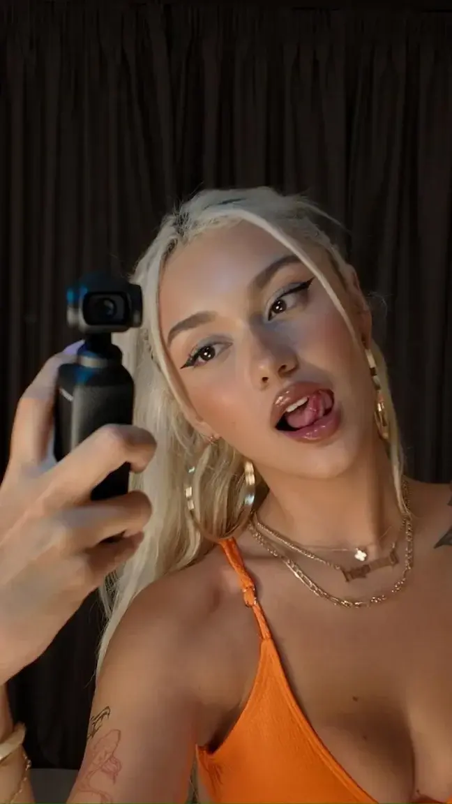 Meet me in the DMs 🧡🙂‍↔️
