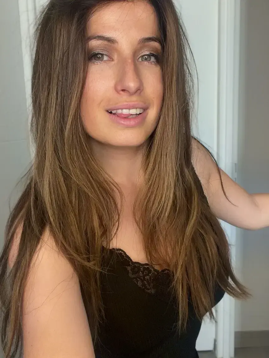 Je suis trempée et j'ai envie de jouer… viens en privé, c'est gratuit et je suis d'humeur à tout essayer 😈🔥