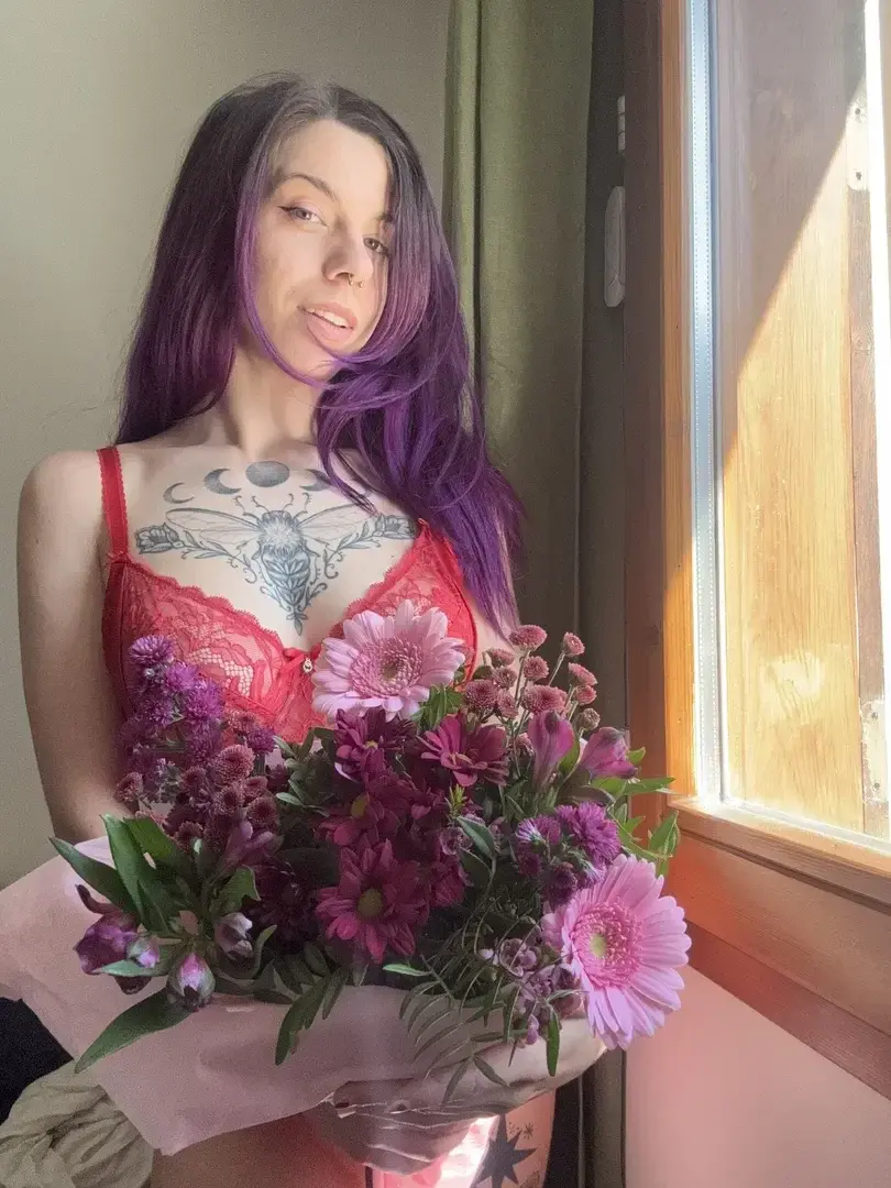 Bonne saint valentin 💕Dis moi si tu le passe tout(e) seul(e) ou non 💜