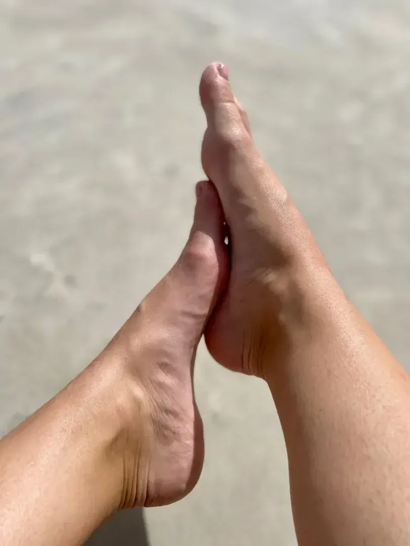 Leak & nude 3 — La_petite_loupiote_feet