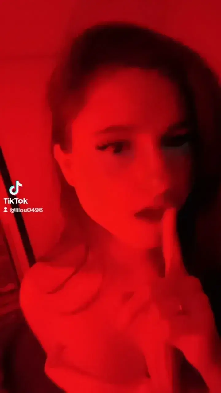 Tout en musique ambiance lumière rouge j'ai toujours fantasmé d'aller dans un donjon  et toi tu aimerais ?