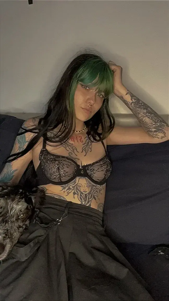 Leak & nude MYM — Lilithxxx : « 🎁 profitez mon abonnement est gratuit encore 24h » (MYM)