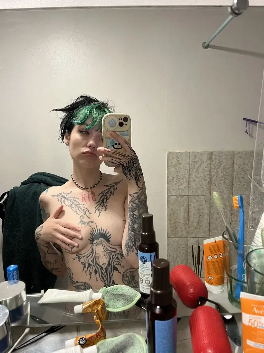 Leak & nude MYM — Lilithxxx : « 🎁 profitez mon abonnement est gratuit encore 24h » (MYM)