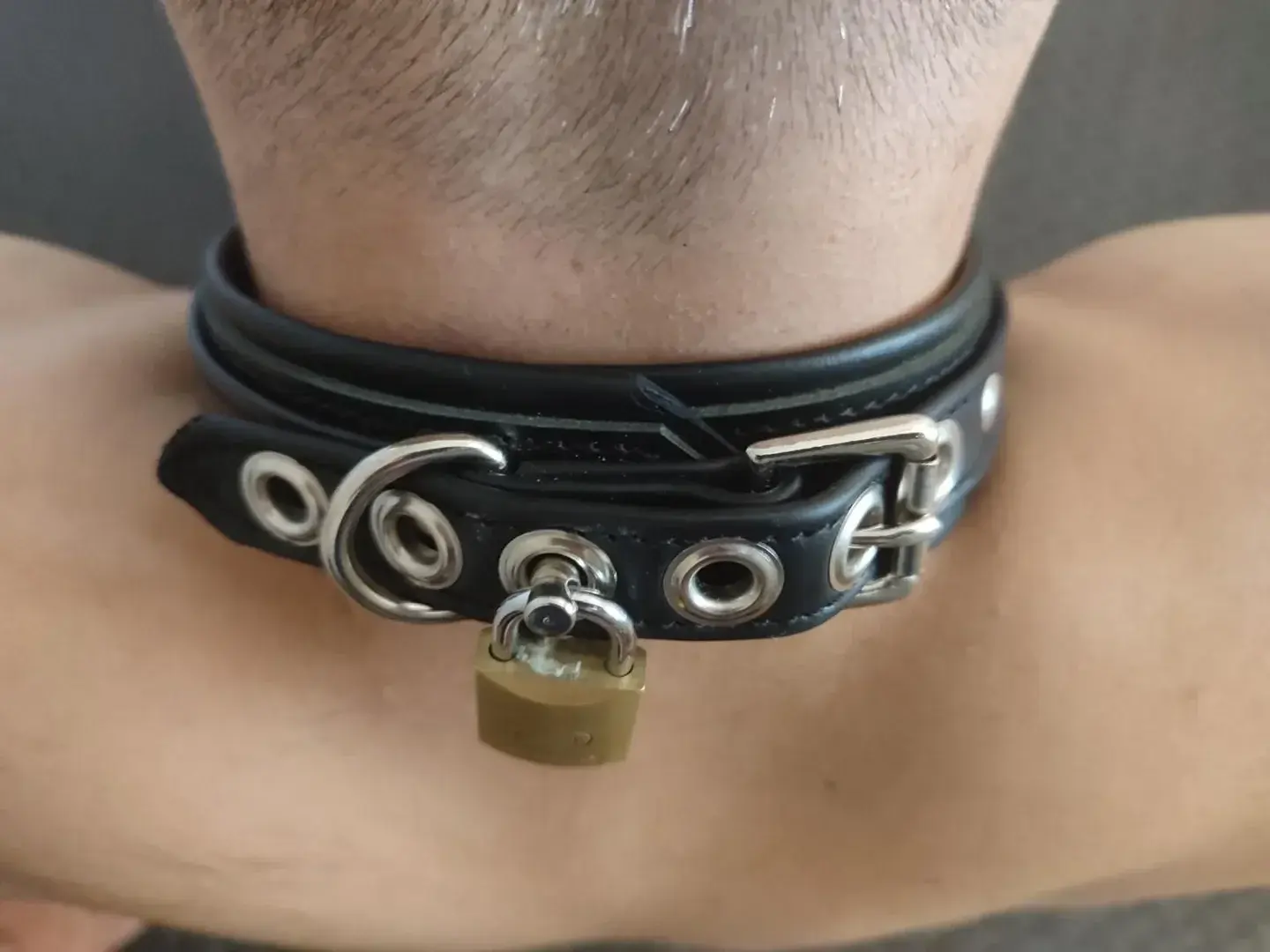 Le collier est toujours cadenacé