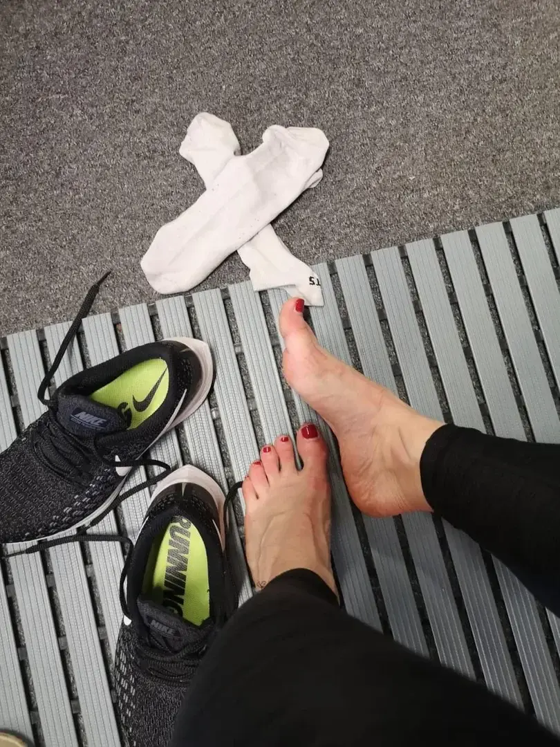 C'était dégoulinance ce midi à la salle 💦Je rêve du jour où quelqu'un me massera les pieds après ma séance 💪🏻🦶🏻#feetfetish #feet #worship #footfetish