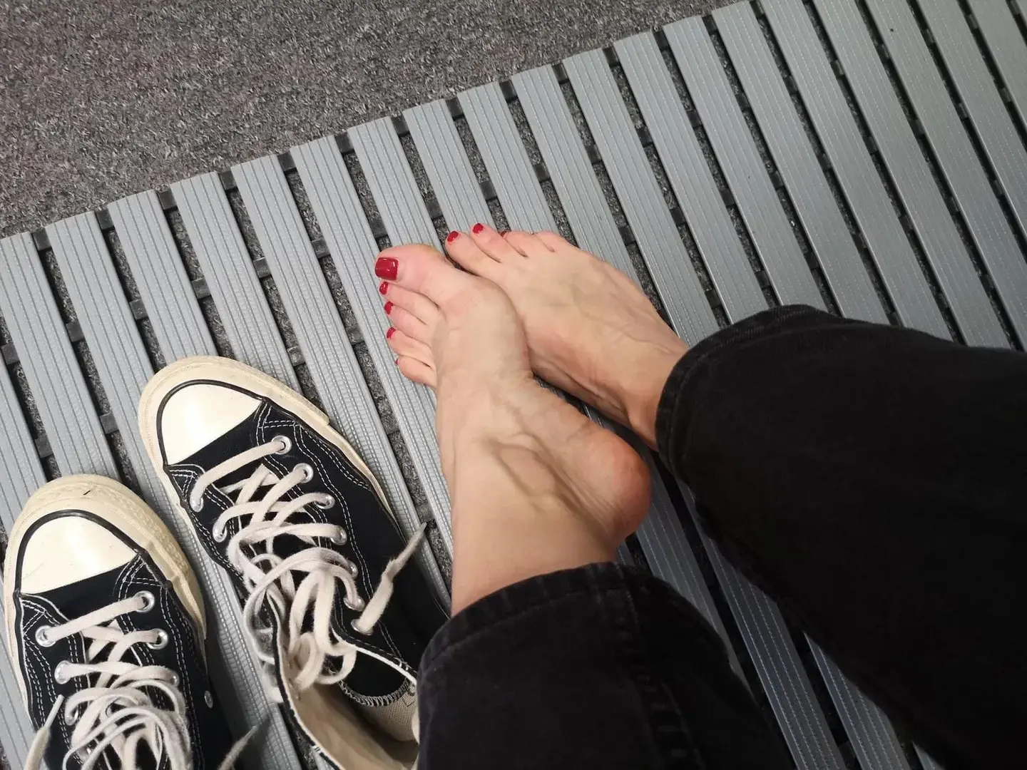 Encore une bonne séance de sport...Prochainement, je vous réserve une sélection de photos, avant/pendant/après le sport...Dites moi ce que vous aimez voir !#footfetish #feet #sport #massage #pieds #footworship #feetpic #frenchfeet #feetgirl #lickmyfeet