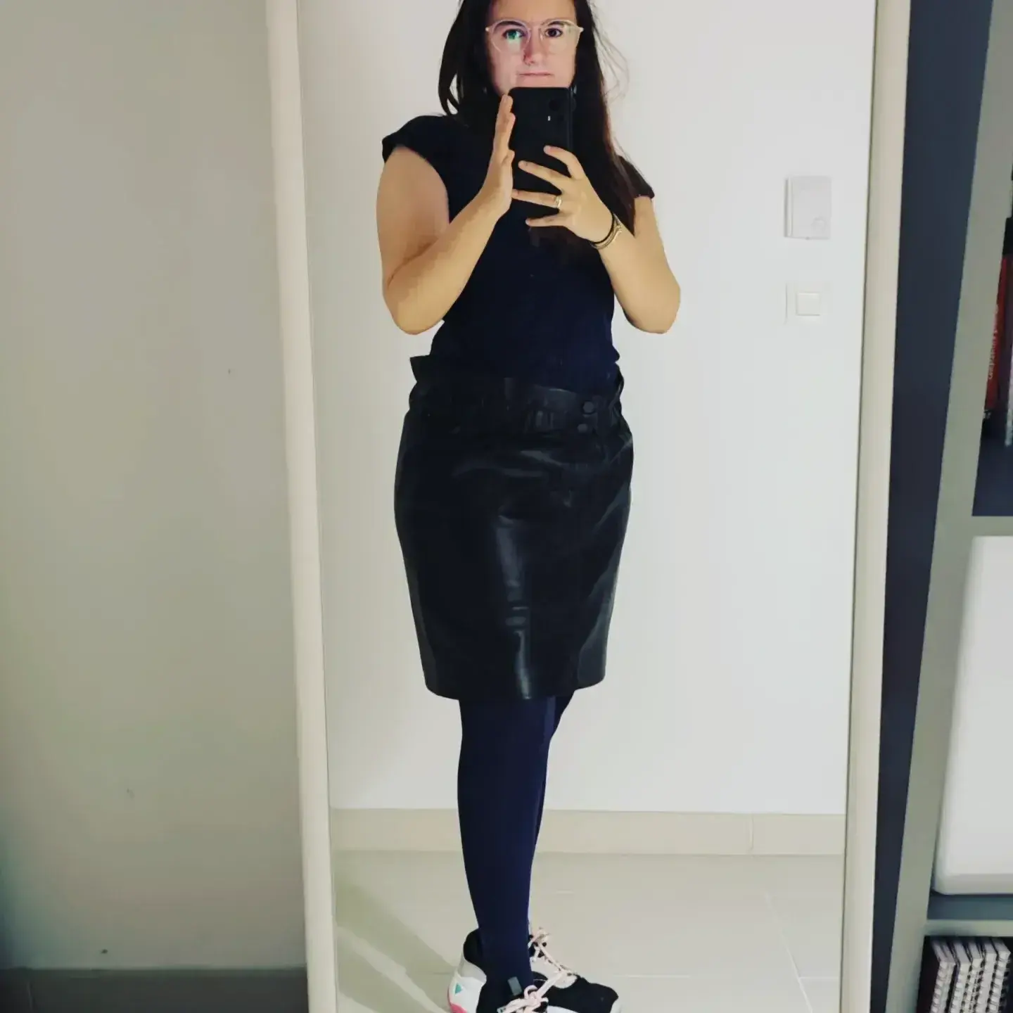 Jupe en assimilée cuir avec bleue marine