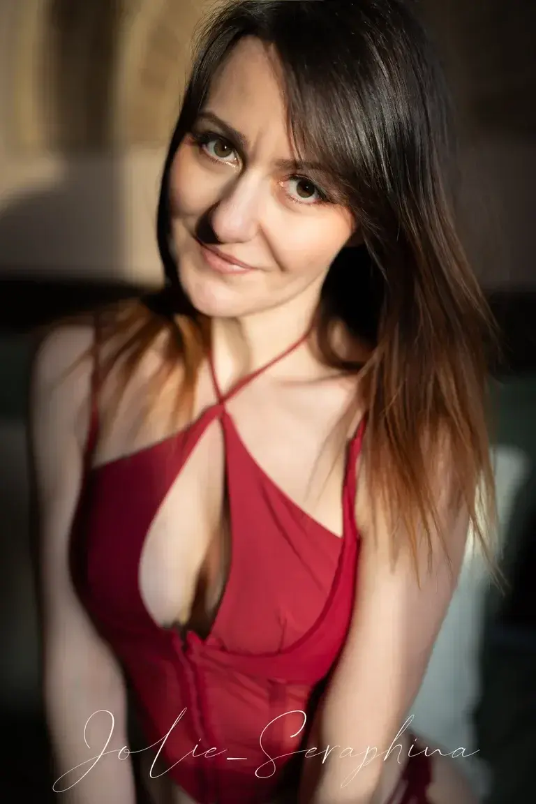 Leak & nude MYM — Jolie_seraphina : « Tu as envie de me découvrir d'avantage ? ❤️ » (MYM)