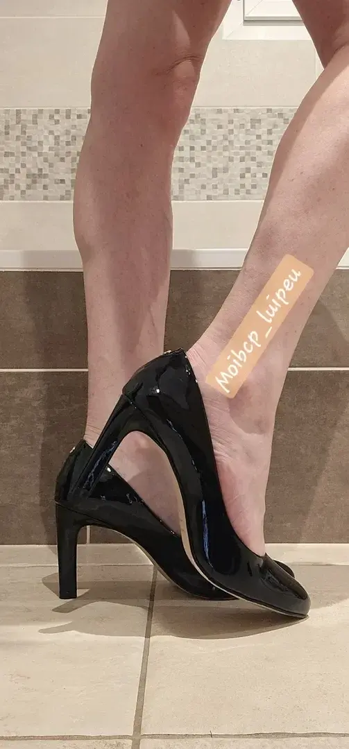 Mon 🎁 hier..  et en rentrant mon mari s'est empressé de vouloir tester... a me baiser avec 🤯. Les jambes bien écartées les chaussures en vue 👠il m'a baisé 💦 comme une petite chienne...Jai adoré 😈