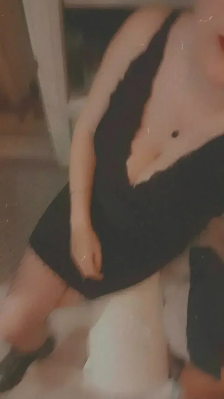 Tu veux voir ce qu'il y a en dessous ? 😈