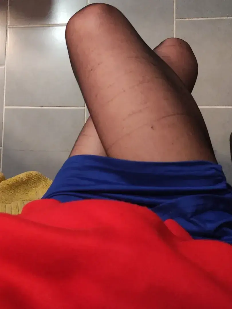 Mes cuisses serrés...a toi de voir si tu les veux desserré...pour ton dessert!!!!☺️
