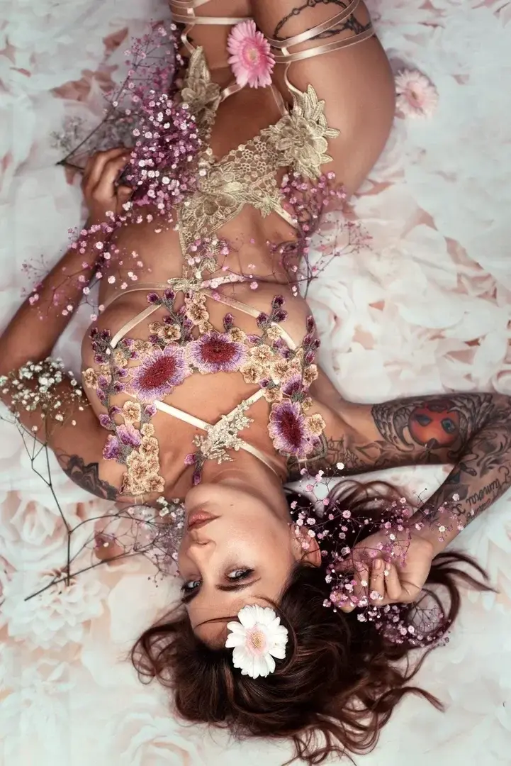 Leak public de Farah2b — « description de la photo » (nude) sur MYM