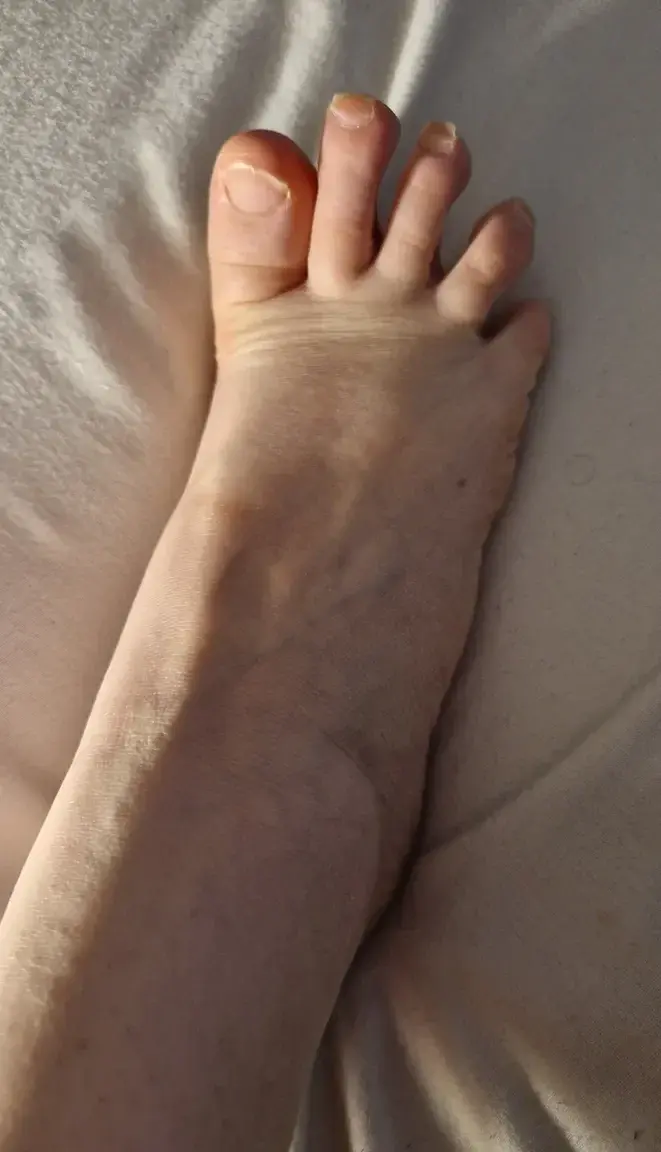 Leak & nude 3 — Hand-foot