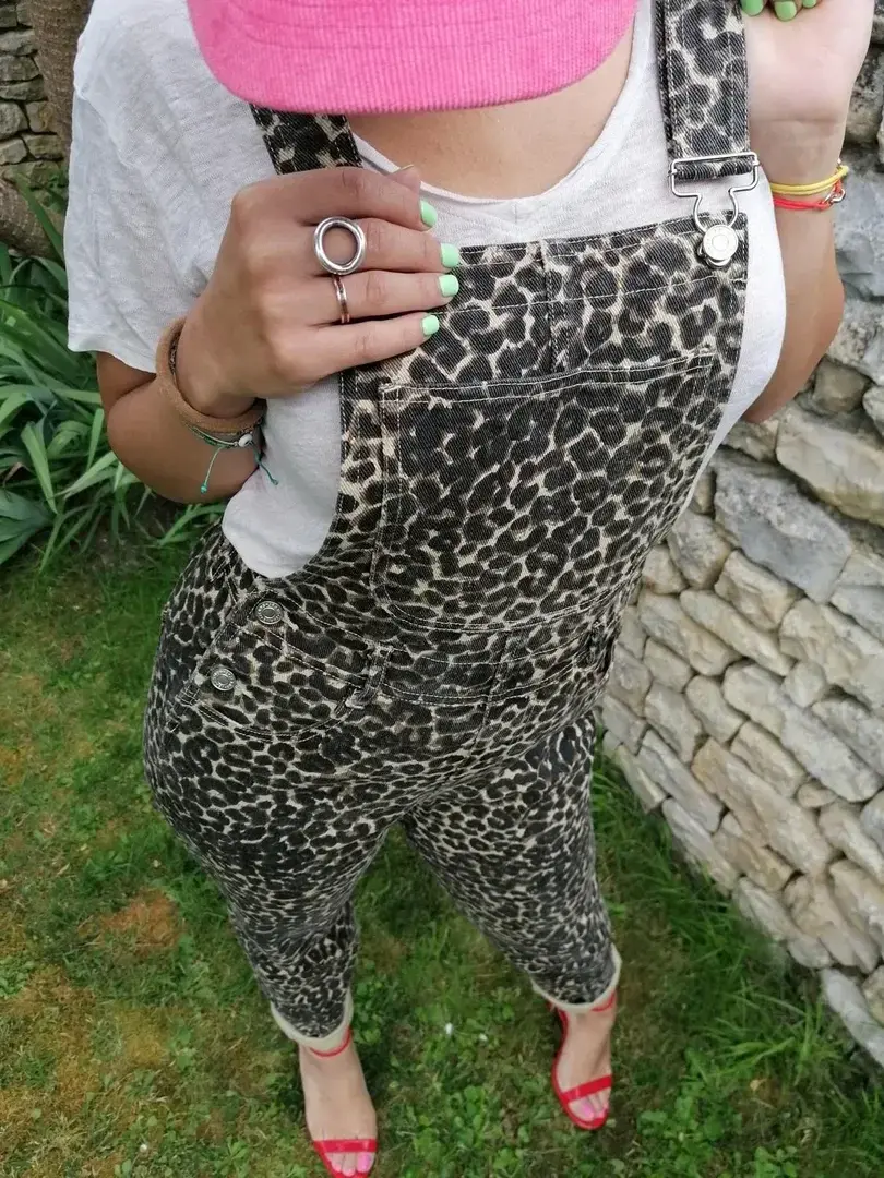 En léopard et talons rouges 👠 dans la jungle 😉💋