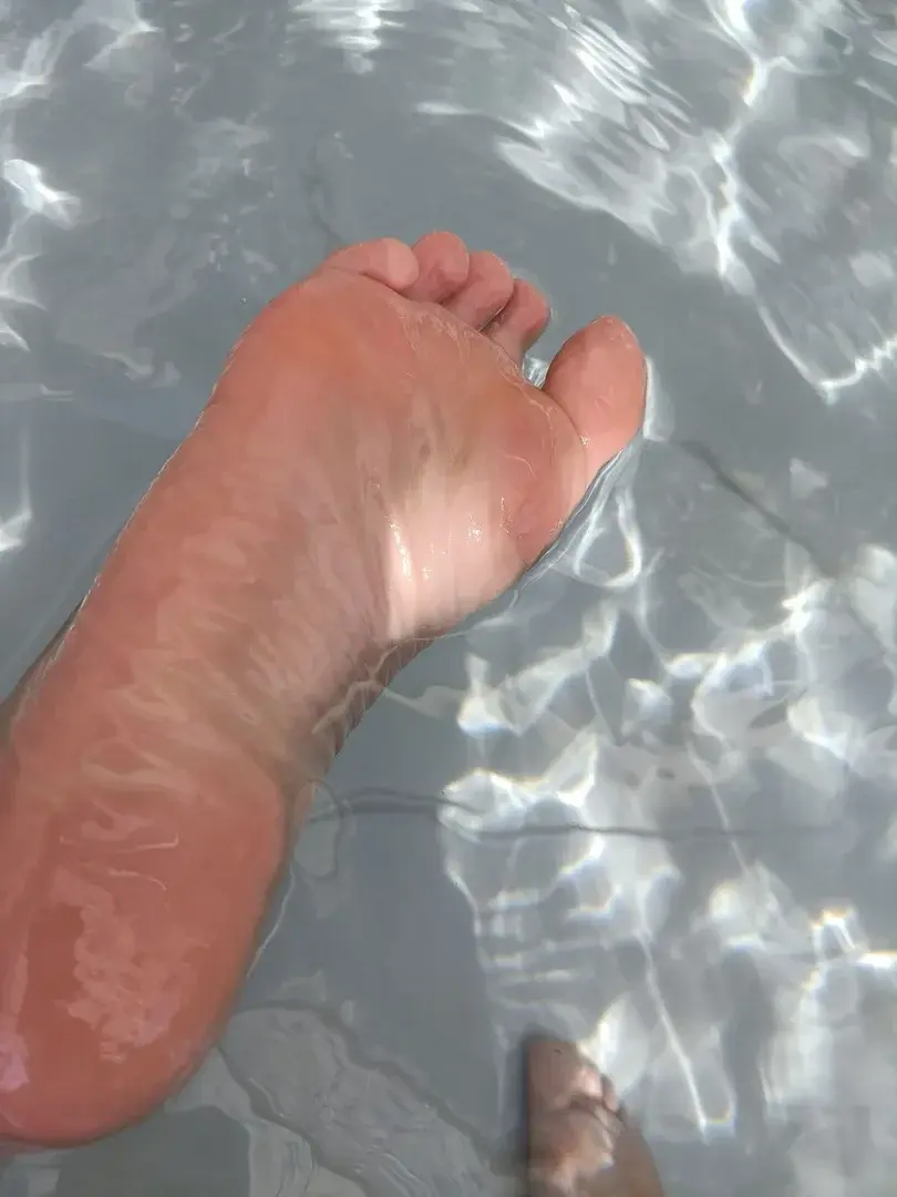 Leak & nude MYM — Bellllaa : « dessous de pieds#spa# chaleur » (MYM)