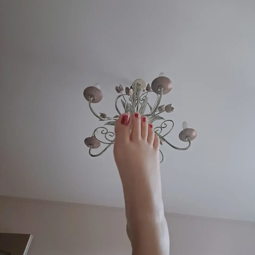 Leak & nude MYM — Bellllaa : « pieds#plafond#lustre » (MYM)