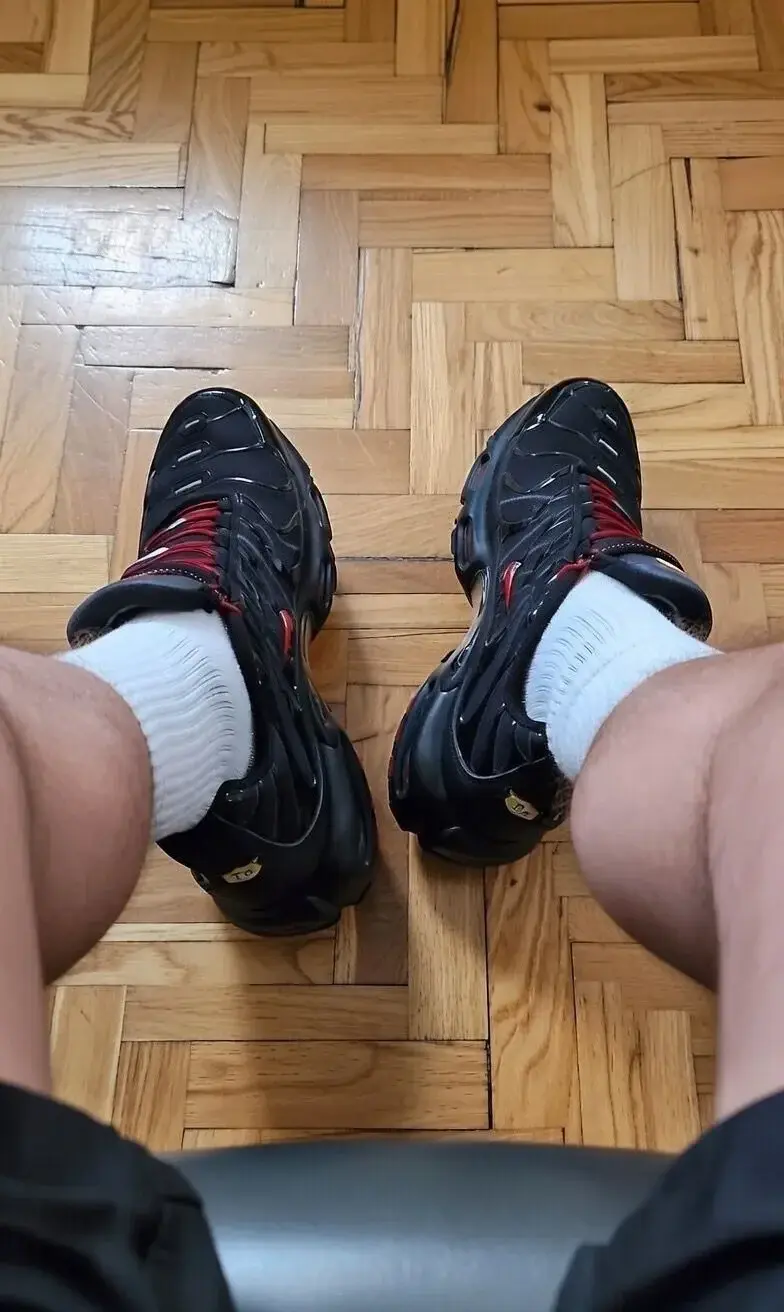 Posé tranquille avec mes tn et chaussettes blanches