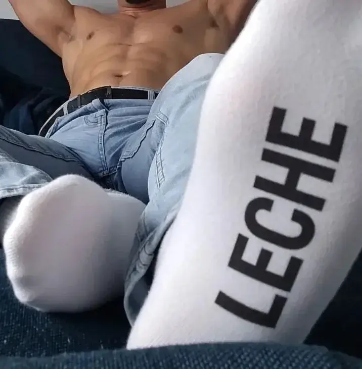 Happy pride month. Qui aime lécher ? Qui viens me lécher ?