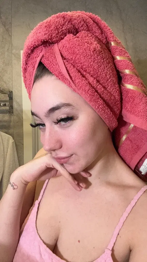 Leak public de Kristinavmd — « Une douche à deux ça te tente ? 🙊🔥#tattoo #lingerie #sexy #glamour #russe #girlfriend #amour » (nude) sur MYM