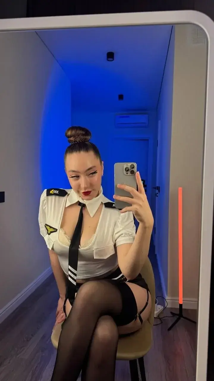 Monsieur nous avons trouvé quelque chose de suspect dans votre bagage, veuillez me suivre.#lingerie #glamour #sexy #girlfriend #amour #severe #tattoo #russe #policiere