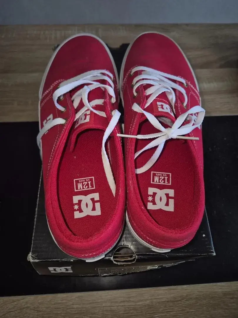 Achat d'une paire de chaussures odorante, hummm le pied je fait que de les sniffer