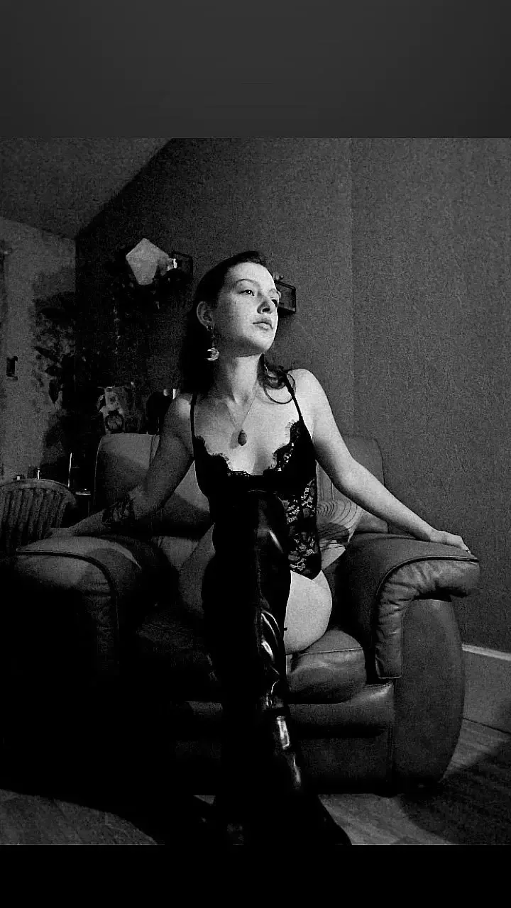 Hello mes petite fleur !Désoler pour se petit temps d'inactivité. Mais je vais me faire pardonner.Avec cette rentrée, je me suis d'humeur dominatrice.Aujourd'hui appeller moi , Maîtresse Tulipe ! 🌷