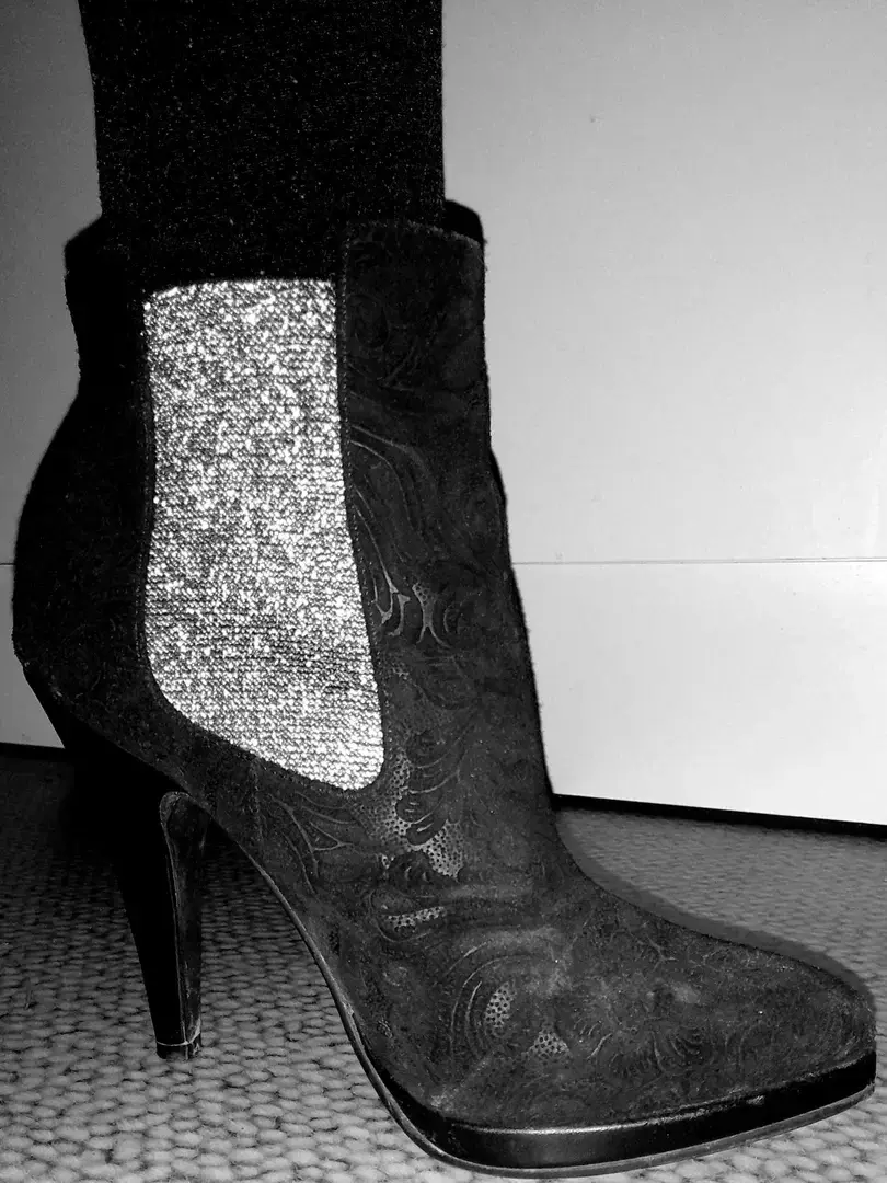C'est juste mes bottines du jour mais je les trouve jolies, noires et dorées