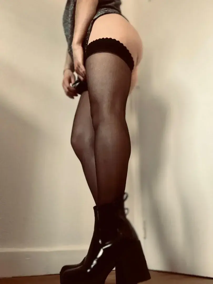 Leak & nude MYM — Frenchie_clem : « Les bas ça vous plait ? Est ce encore à la mode ? 😏 » (MYM)